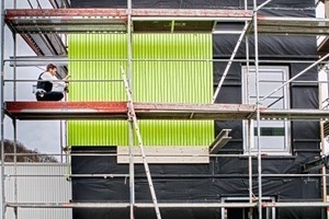  Die Fassadenelemente wurden gestrichen und vorgefertigt auf die Baustelle geliefert und von den Handwerkern montiert⇥ 