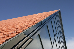  Verstärkte Ortgangausbildung mit groß dimensionierten Ortgangrinnen sowie entsprechenden Ortgangbrettern, die zusätzlich im Übergang zur Glasfassade mit Glasblenden verkleidet wurden 