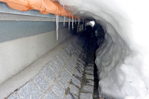  Dank der nützlichen und energiesparenden „Rinnenheizung“ entsteht unter den Schneebergen zwischen Traufe und Pflasterrinne ein Hohlraum, der die notwendige Hinterlüftungsebene der Dachkonstruktion offen hält 