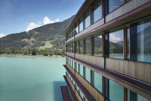  Zu einem Drittel ragt das 120 m lange Gebäude in den Speichersee Rodund 
