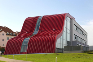  Die neu erbaute Landesberufsschule im niederösterreichischen Mistelbach wurde mit den Aluminium Profiltafeln von Kalzip bedacht 