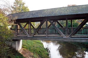  Die Struvebrücke – eine Fuß- und Radwegbrücke – in der Gemeinde Winterbach im Remstal vor ...  