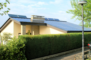  Komplett montiertes Dach mit dem Hybrid-System. Auf der Nordseite unterstützen aufgeständerte Module den Solar-Ertrag


 