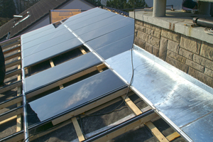  Der Schornstein wird, genau wie ein Modul, eben ins System eingebunden und hat damit dasselbe Niveau wie die PV-Module. Gleichermaßen werden die umlaufenden Verblechungen der Anlage ins System eingebunden 