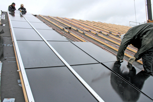  Montage der PV-Module mit Einlegen der Absorber hinter den Modulen 