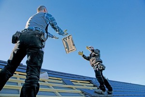  Die Verlegung der Dachpfannen geht den Dachdeckern zügig von der Hand 