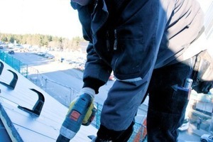  Um die auftretenden Schubkräfte durch Schneelast aufzunehmen, werden die Schneefangpfannen aus Aluminium auf zusätzlich gesicherter Traglatte und einer Zusatzlatte befestigt 