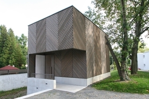  Zur Kirche gehört eine kleine, ebenfalls aus Holz gebaute Kapelle 