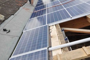  Die Montage des Systems erfolgte in großen Teilen in Eigenleistung durch die Mitarbeiter des Sägewerks. In die Unterkonstruktion aus Aluminiumschienen werden die PV-Module eingelegt 