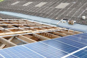  Das alte, nicht mehr brauchbare Asbestdach wird rückgebaut, das neue Dach aus Photovoltaik-Modulen aufgebaut. Die Unterkonstruktion der PV-Anlage kommt ohne Unterdach aus 