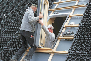  Die Montage des Fensterflügels wird vorbereitet  