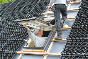 Nachdem das Fenster von den Dachhandwerkern fixiert wurde, werden alle Fensterfunktionen überprüft&nbsp; 