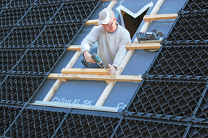  Die Lattung im Fenstereinbau-Bereich wird aufgefüttert  