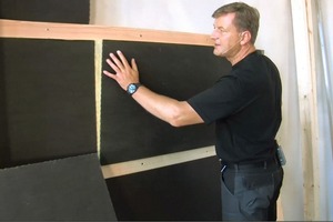 Dämmung zwischen die UK: Die Fassadendämmplatten benötigen eine Klemmzugabe von 3 mm; dann sitzen sie fest in den Hölzern. An den Stoßkanten verfilzen die Platten miteinander 