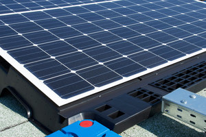  Fertig installierte PV-Anlage mit dem Solfixx-System. Es eignet sich – wegen des geringen Gewichts – auch auf Leichtbau-DächernFotos: Bauder 