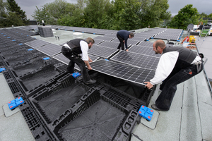  Auf die Unterkonstruktion aus Kunststoff werden die PV-Module im optimalen Winkel von 10 Grad verlegt ⇥Fotos: Bauder 