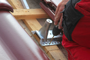  Nach dem Aufdecken kann der Dachhandwerker den Uniplus-Solarhalter auf der Konterlattung und dem Sparren befestigen (links), danach werden die Montageschinen der PV-Anlage aufgeschraubt (rechts) 