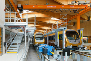  Blick in die Werkstatthalle mit Kranbahn 
 