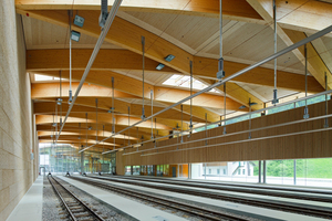  Blick in die Remise mit ihren fünf Gleisen: Das aufgelöste Dachtragwerk und die speziellen Wandkonstruktionen aus Stahlstützen und beplankten Fachwerkwänden erlauben viel Glas für Tageslicht und Rundum(ein)blicke
 