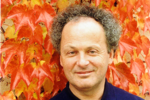  Professor Maximilian Moser ist Gesundheitsforscher an der Medizinischen ­Universität Graz. In einem Langzeitversuch hat er Schüler in unterschiedlicher Lernumgebung getestet. Er bezeichnet Holz als idealen Baustoff für eine gesunde Lernumgebung 