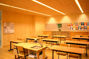 Blick in die „Holzklasse“, die bei der Untersuchung als alternativer Klassenraum fungierte. Die Herzschlagrate sank bei
den Schülerinnen und Schülern um durchschnittlich 8600 Schläge am Tag 