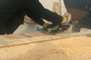  Sparrenabbund: der Parallelanschlag lasst sich bis maximal 200 mm (rechts) bzw. 405 mm (links) einstellen 