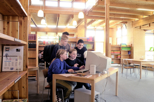  Die Schule ist innen wie außen von viel sichtbarem Holz geprägt, Nadelholz herrscht vor    