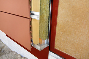  Bis zu sechs Hakenstege auf der Rückseite der Argelite-Platten ermöglichen ein müheloses Einhängen in die horizontal montierten Aluminium-Tragschienen mit Abstandhalter  