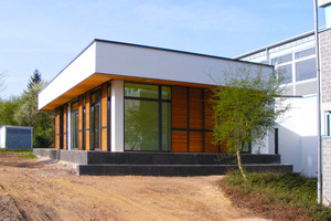  Der Neubau ist ein ein­geschossiger Kubus für die Ganztagesbetreuung. Die dreiseitige Auskragung überdacht den Terrassenbereich und schützt bei hochstehender Sonne 