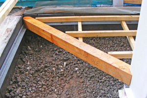  Unterkonstruktion für die Terrassendielen: Mit verzinkten Stahlwinkeln wurde diese an den Betonblöcken und dem Fundament befestigt 