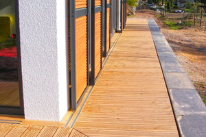  Die Terrassendielen sind aus geriffelter Lärche, Dielenabstand 5 mm  