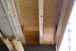  Die Stützen und die Unterzüge sind aus Stahlbeton gefertigt, konnten aber aufgrund der geringen Eigenlasten mit 24 x 24 cm schlank gehalten werden. Die HTS-Träger liegen hier auf und überspannen 7 m, die dreiseitige Auskragung beträgt 1,3 m  