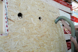  Vorfertigung mit Einbringung der Holzfaserdämmung 