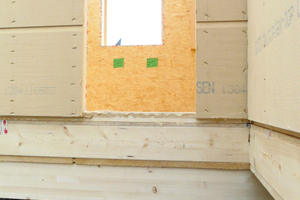  Vorfertigung, Beplankung der Holzbauteile mit der Holzfaserdämmplatte Multiplex-top 