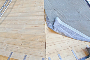  Auf die Holzverschalung folgt eine Unterspannbahn als Unterkonstruktion für die Schieferdeckung. Die Regenrinnen wurden an den Gebäudeecken in Gehrung aneinander gestoßen und in Handarbeit miteinander verlötet 