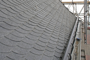  Der Schneefang in Form eines schwarz lackierten Aluminiumrohres ist den Rundhölzern nachempfunden, die zu diesen Zwecken vor allem in Süddeutschland üblich sind 