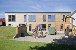  Der Bauherr wollte einen Neubau, der im Betrieb wenig Energie verbraucht und möglichst nachhaltig ist. Mit einem hohen Anteil an Holz näherte er sich diesem Ziel an 