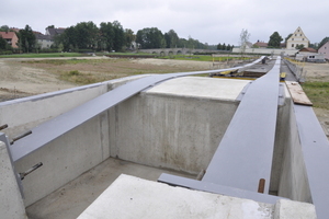  Das Spannband aus Stahl wurde an den beiden Enden der Brücke im Widerlager verankert und in Brückenmitte über einen Umlenksattel geführt 