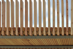  Durch die filigrane Anordnung der Stäbe erscheint die Brücke als skulpturales Holzbauwerk  