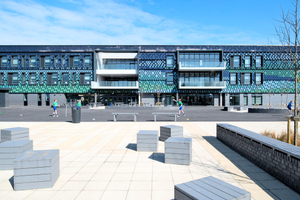  Rund 30 000 Dachziegel wurden für den Bau der Schule benötigt, davon knapp zwei Drittel in der dunkelblauen Standardglasur „azur-dunkel“ 