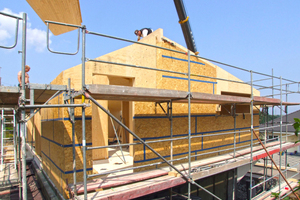  Ein Deckenelement schwebt ein. Das 20 cm dicke Brettstapelelement ist ebenfalls mit einer OSB-Platte beplankt. Sie verbindet die Deckenelemente schubfest miteinander. 