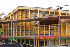  Die Dämmebene der Wand wird vorbereitet: Doppelstegträger ergeben an der Fassade einen 36 cm tiefen Zwischenraum, der mit Zellulose ausgeblasen wurde 