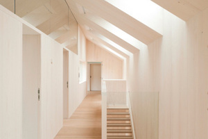  Bei der Innenverkleidung setzten die Architekten auf Fichte natur, weiß geölt. Hoch positio-nierte Dachflächenfenster – sogenannte „Skylights“ – werfen das Licht tief in den Raum 