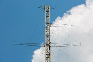  Die Ausleger des Windmessmasten mit Mess-Equipment auf verschiedenen Höhen
 