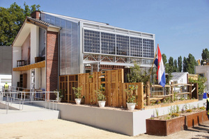  Beim Projekt „Prêt-à-Loger“ lässt sich mit einer Glas-Faltwand der Glasanbau zur Terrasse hin komplett öffnen 