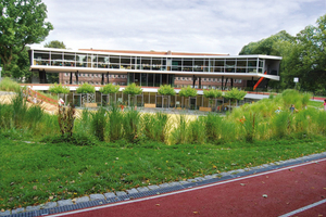  Der Erweiterungsbau der Gorch-Fock-Schule passt sich den topographischen Verhältnissen des Schulgeländes an, so dass nun die Tartanbahn über das Vordach verläuft 