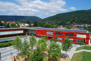  Das Schulzentrum Neckargmünd kombiniert 4000 m² Dachbegrünung mit Photovoltaik und nutzt die Synergieeffekte 
