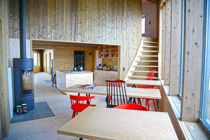  Das Farbschema im Inneren ist gedeckt, schließlich fügten die Besucher durch Kleidung und Ausrüstung genug Farben hinzu, so die Idee der Architekten 