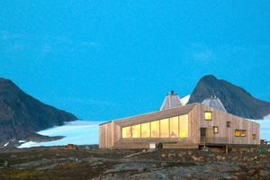  Die organische Form der Rabothütte ohne vorspringende Elemente soll Wind und Schnee trotzen. Die Schornsteine greifen die Silhouette der nahen Bergkette auf 