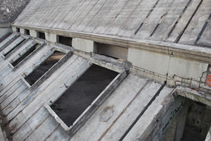  Stahlbetondachtragwerk nach Entfernung der alten Bitumenschutzschicht. Gut zu sehen sind die Rinnen in der Betonschale für die ehemalige Konterlattung  
